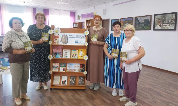 Книжная выставка «Семья – единство помыслов и дел» Книжная выставка «Семья – единство помыслов и дел»